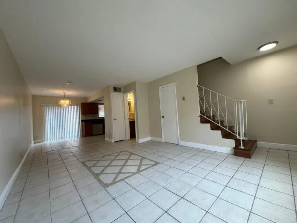 Empty Living Room Before staging. Kid Breukelen Realty Group